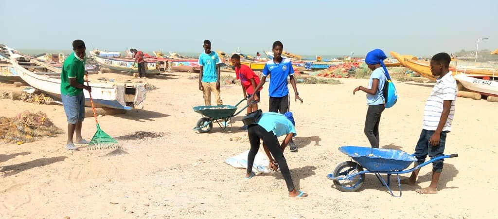 Students collecting plastic on the beach